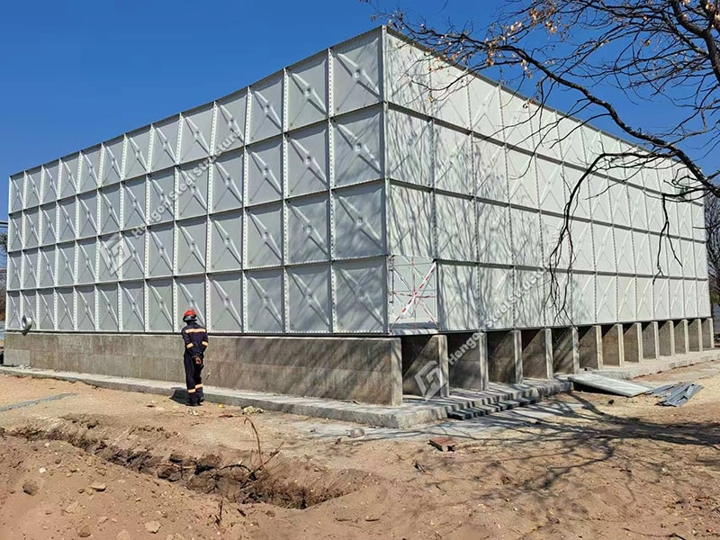 Tour à structure métallique au Kenya
