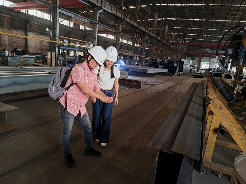 Renforcement des liens — Un client malaisien explore les solutions de construction métallique
