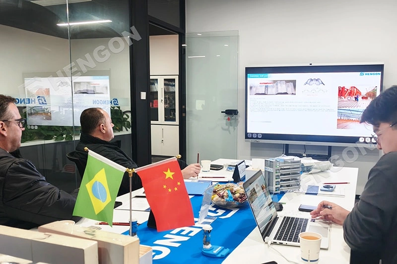 Un client brésilien visite Hengon pour Projet d'entrepôt en acier