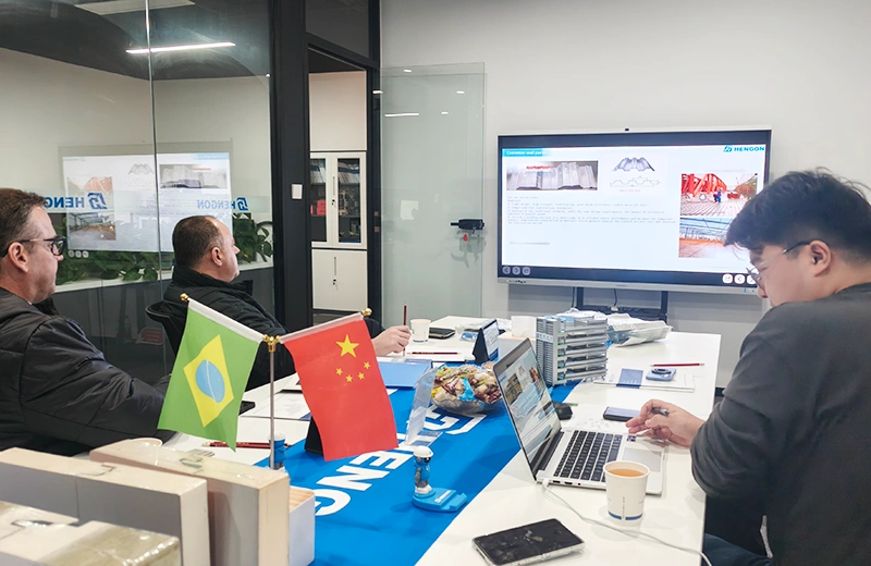 Accueil de clients brésiliens en visite dans notre usine